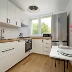 Apartamento Blue Two Bedroom In With Desk, Bathtub And Balcony By Renters *