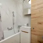 Blue Two Bedroom In With Desk, Bathtub And Balcony By Renters Apartamento Breslavia
