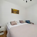 Blue Two Bedroom In With Desk, Bathtub And Balcony By Renters Apartamento *