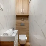 Apartamento Blue Two Bedroom In With Desk, Bathtub And Balcony By Renters *
