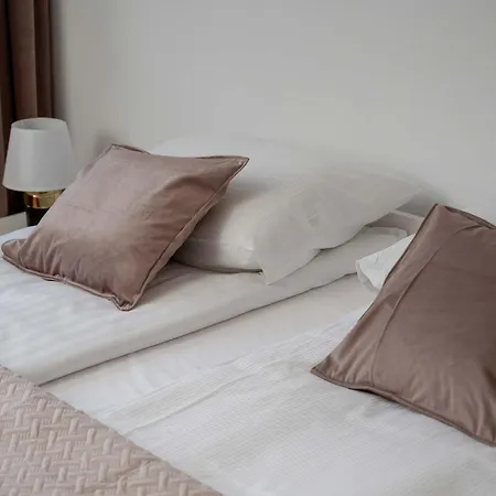Blue Two Bedroom In With Desk, Bathtub And Balcony By Renters Lejlighed