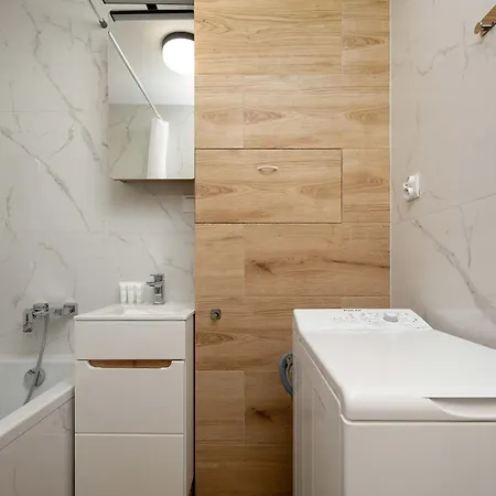 Lejlighed Blue Two Bedroom In With Desk, Bathtub And Balcony By Renters