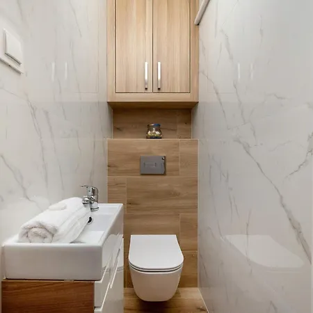 Lejlighed Blue Two Bedroom In With Desk, Bathtub And Balcony By Renters *