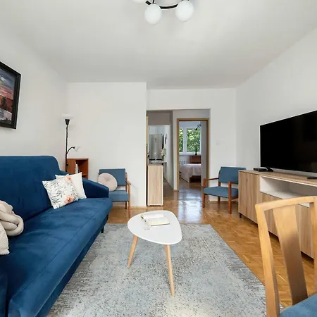 Apartament Blue Two Bedroom In With Desk, Bathtub And Balcony By Renters