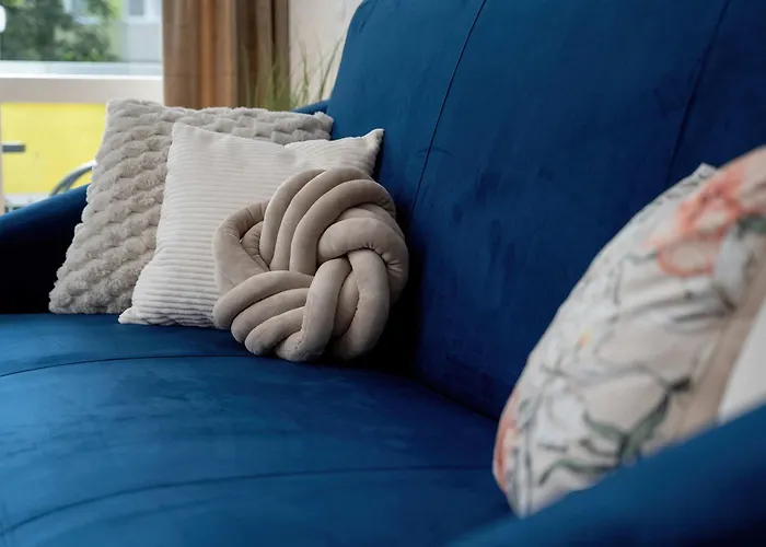 Apartmán Blue Two Bedroom In With Desk, Bathtub And Balcony By Renters