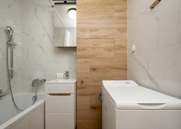 Apartmán Blue Two Bedroom In With Desk, Bathtub And Balcony By Renters